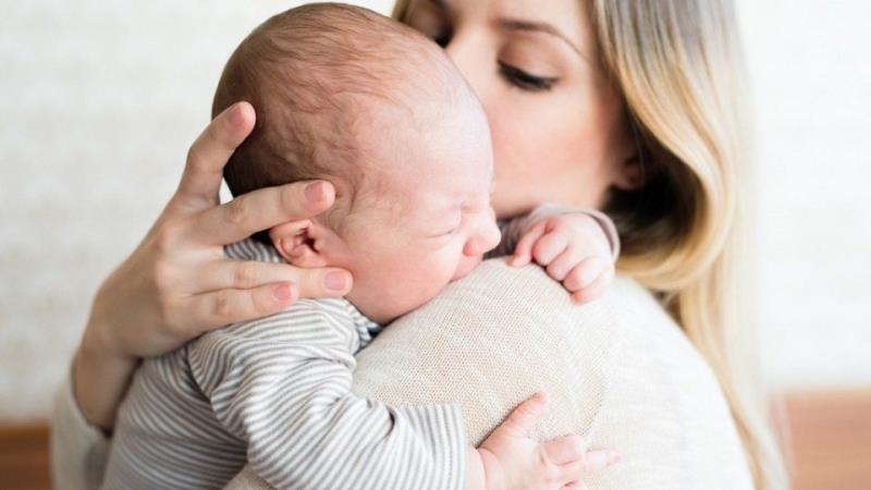 Πρέπει να αφήνουμε το μωρό να κλαίει;