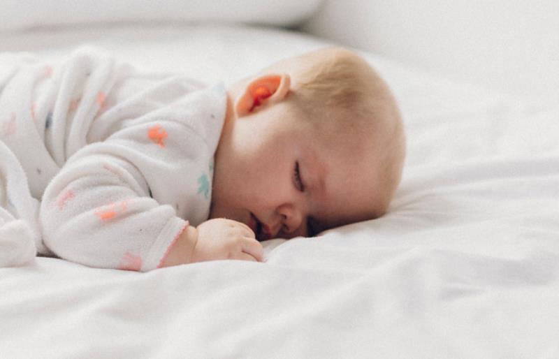 Τελικά τι ώρα πρέπει να κοιμάται ένα μωρό;