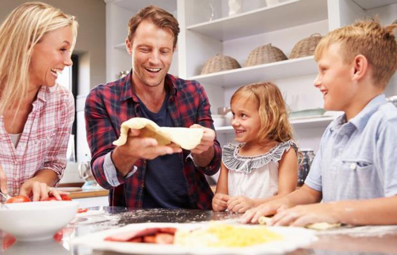 Άλλαξε τη ζωή του παιδιού σου κάνοντας το πιο απλό πράγμα, μαγείρεψε μαζί του