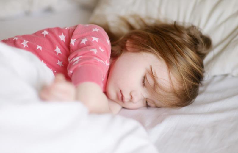 5 tips για να είναι πάντα καθαρό το κρεβάτι του μωρού σας