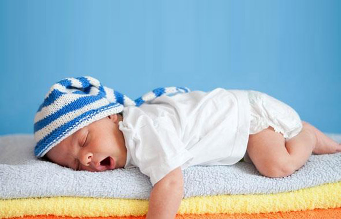 Video: Δείτε πώς να κοιμήσετε το μωράκι σας σε λιγότερο από ένα λεπτό.