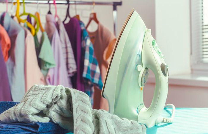 Πώς θα καθαρίσεις το σίδερο ρούχων εύκολα και γρήγορα